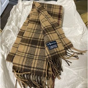 Gently used 100% Lambs Wool Scarf.